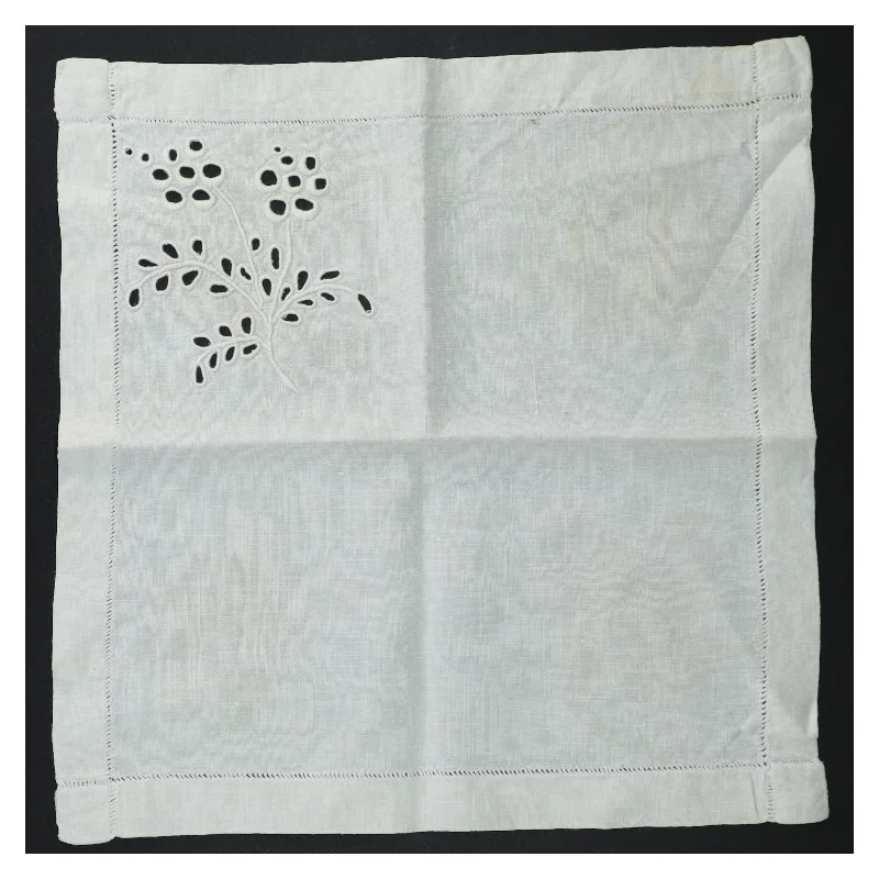 Hvid serviet med broderi (str. 29,5 x. 29 cm)