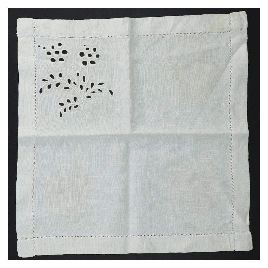 Hvid serviet med broderi (str. 29,5 x. 29 cm)