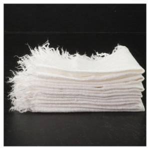 Hvid bomuldsserviet med frynser (str. 27 x. 27 cm)