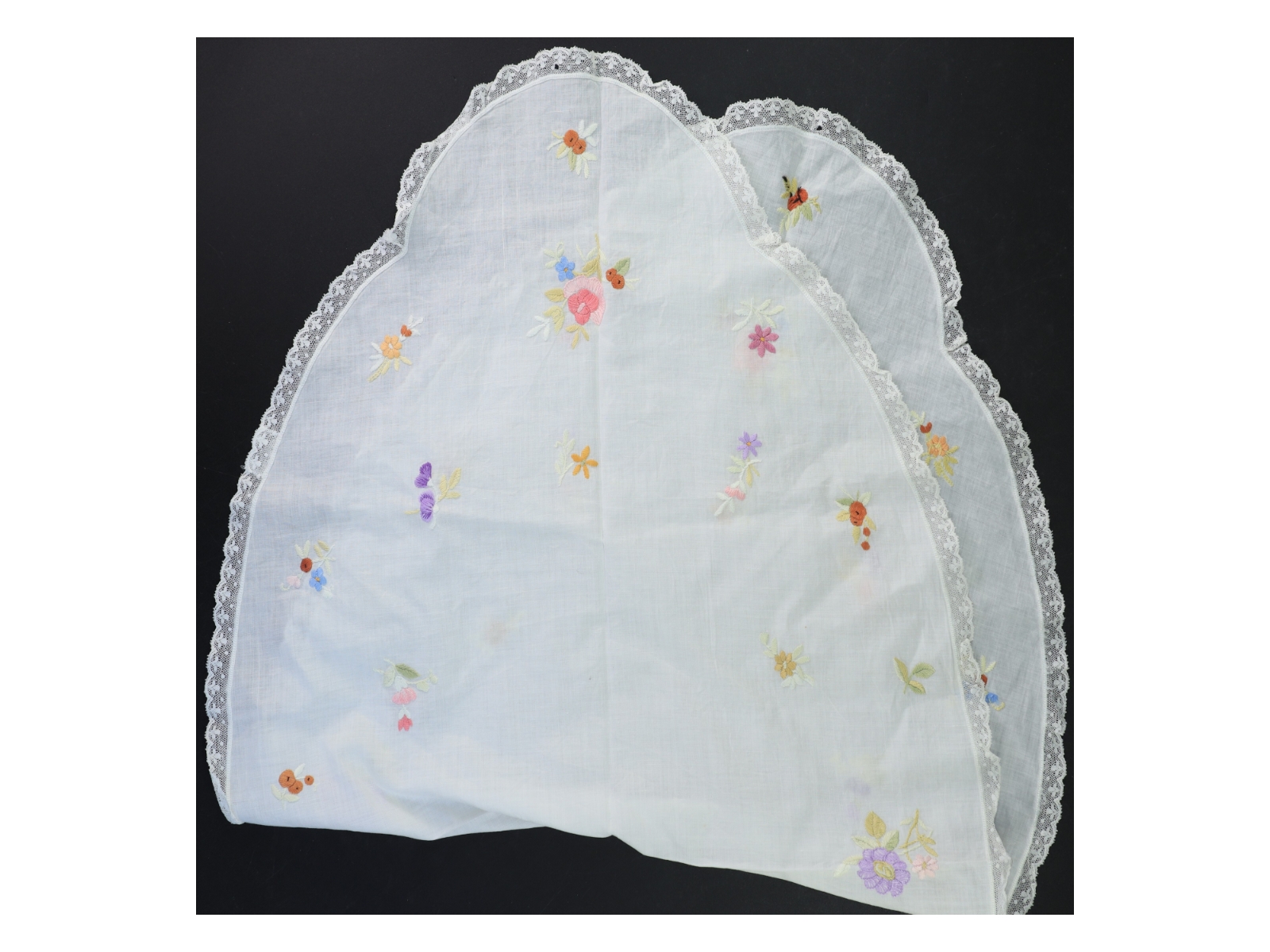 Broderet bordløber (str. 80x43 cm)