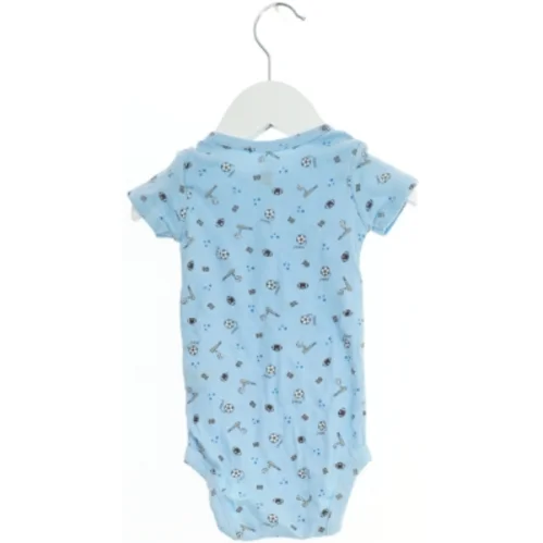 Lyseblå bodystocking med sport print fra Carter’s (str. 62)