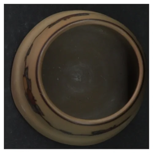 Blomsterpotte i bornholmsk keramik med blomstermotiv (str. H. 6,5 cm. ø. 8,5 cm)