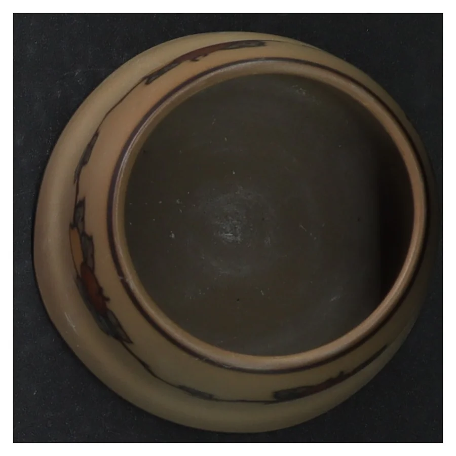 Blomsterpotte i bornholmsk keramik med blomstermotiv (str. H. 6,5 cm. ø. 8,5 cm)