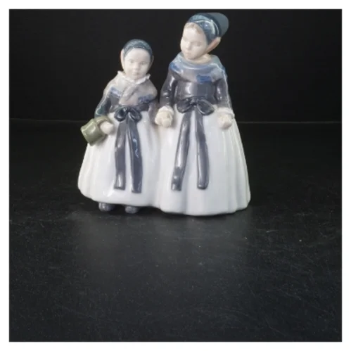 Porcelænsfigur af to amagerpiger fra Royal Copenhagen (str. 19x17 cm)