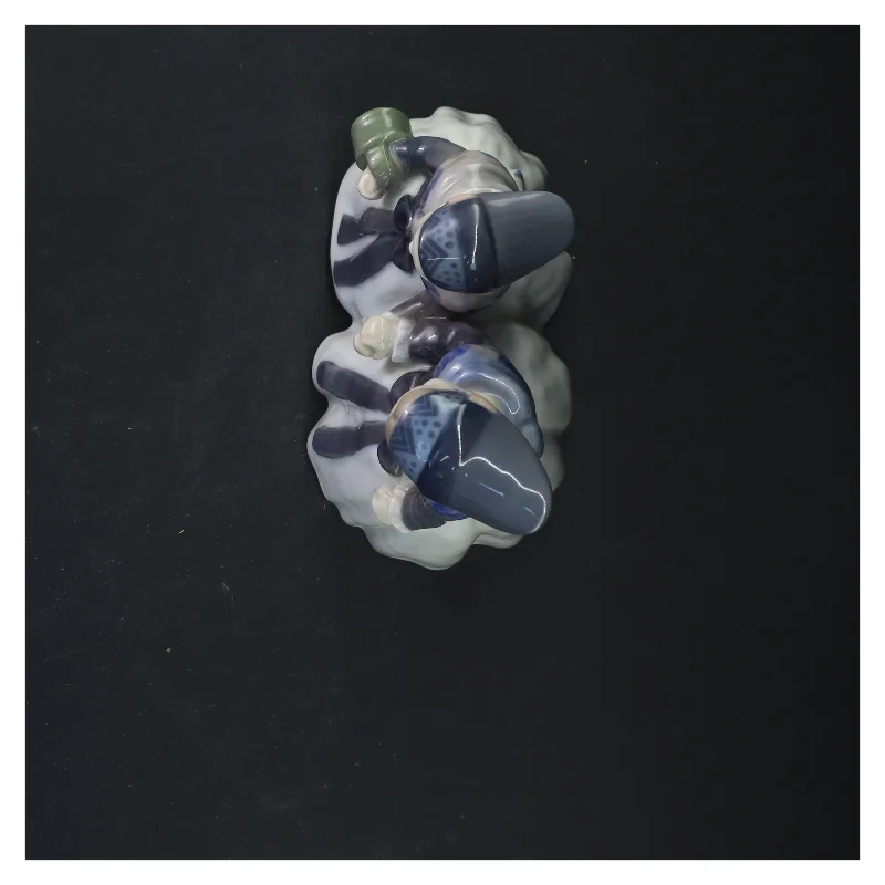 Porcelænsfigur af to amagerpiger fra Royal Copenhagen (str. 19x17 cm)