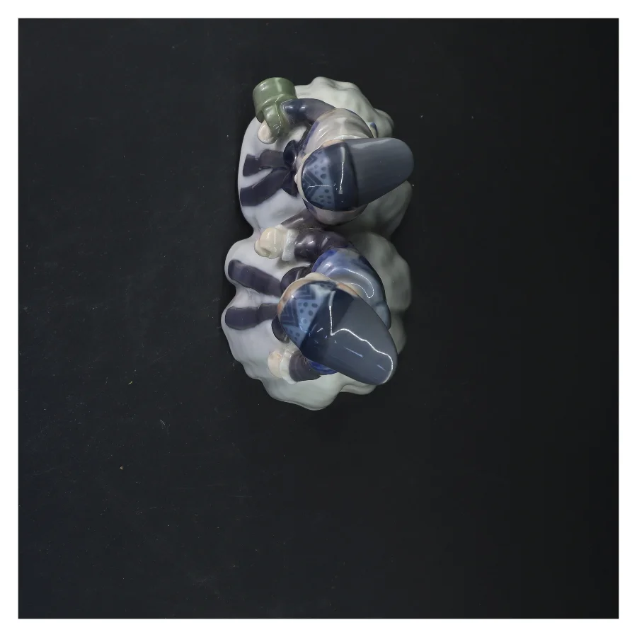 Porcelænsfigur af to amagerpiger fra Royal Copenhagen (str. 19x17 cm)