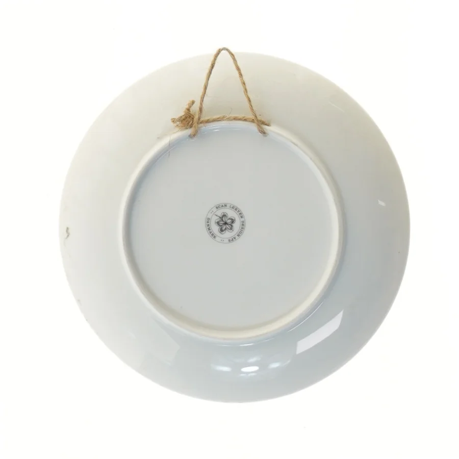 Porcelænstallerken med telefonmotiv fra Scan Lekven Design (str. Ø 19,5 cm)