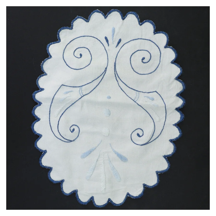 Bordløber med broderi (str. 27x21 cm)