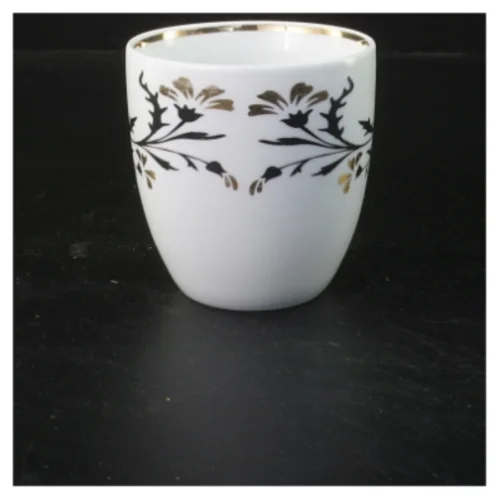 Porcelænskrus med dekorativ blomsterdesign fra Bo Concept (str. 9x9 cm)