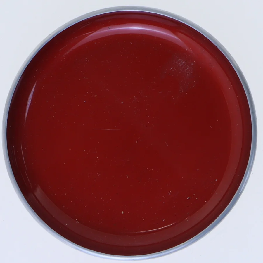 Rødt fad med messingkant (str. Ø 8,5 cm)