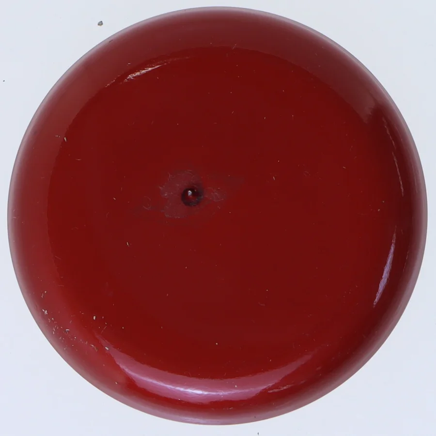 Rødt fad med messingkant (str. Ø 8,5 cm)