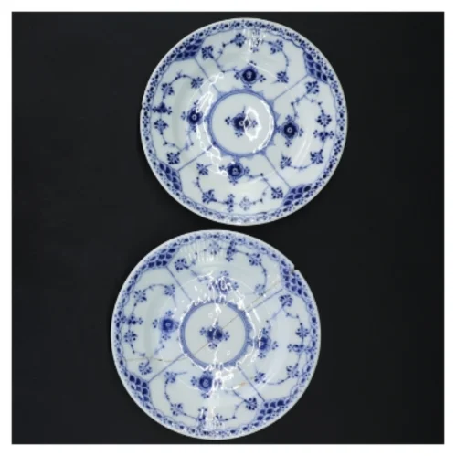 Kongeligt porcelæn tallerkener, musselmalede, 2 stk. fra Royal Copenhagen (str. Ø 14 cm)