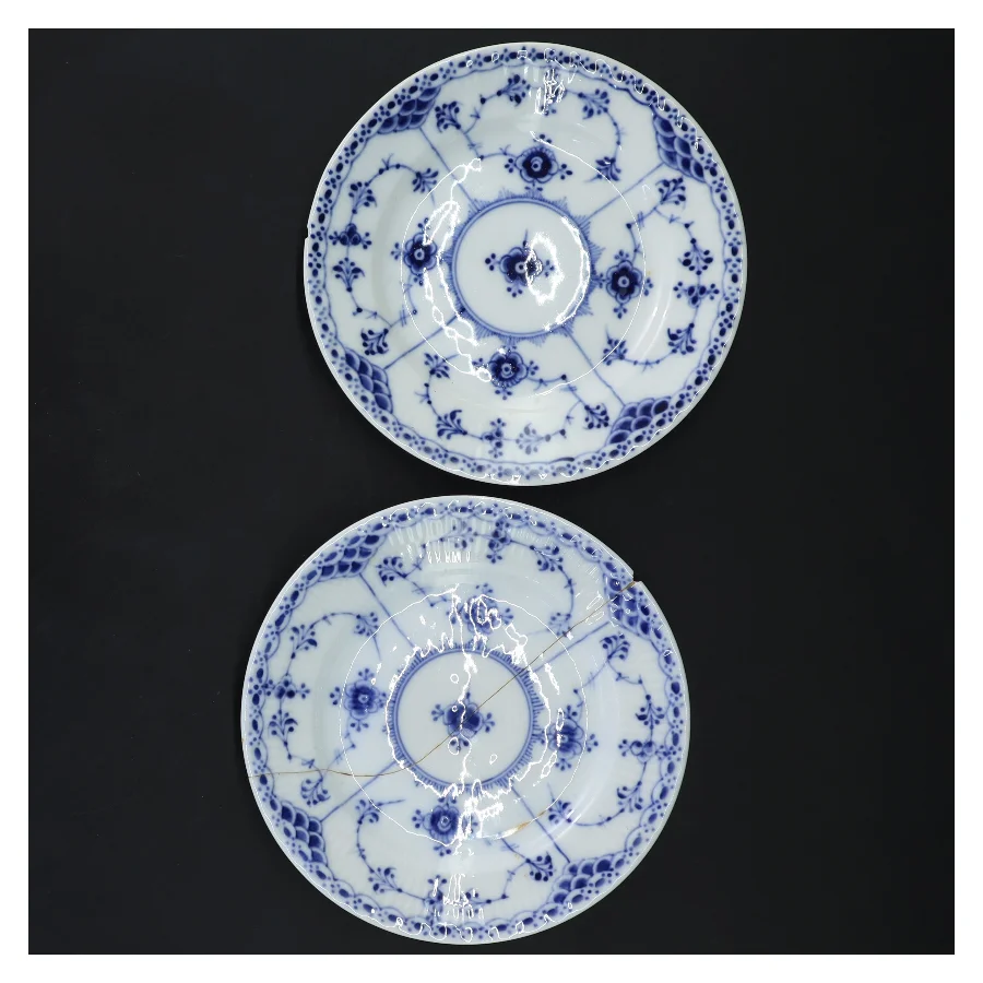 Kongeligt porcelæn tallerkener, musselmalede, 2 stk. fra Royal Copenhagen (str. Ø 14 cm)
