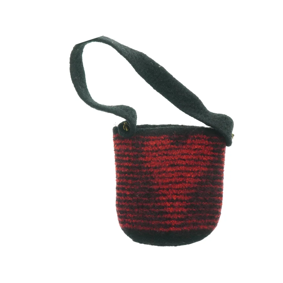 Filtet skuldertaske (str. 26 x 23. cm)