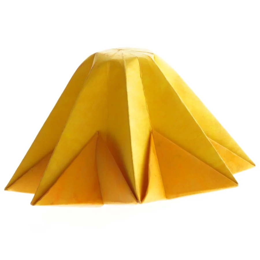 Gule fyrfadslysestager. Foldet i kraftigt papir 