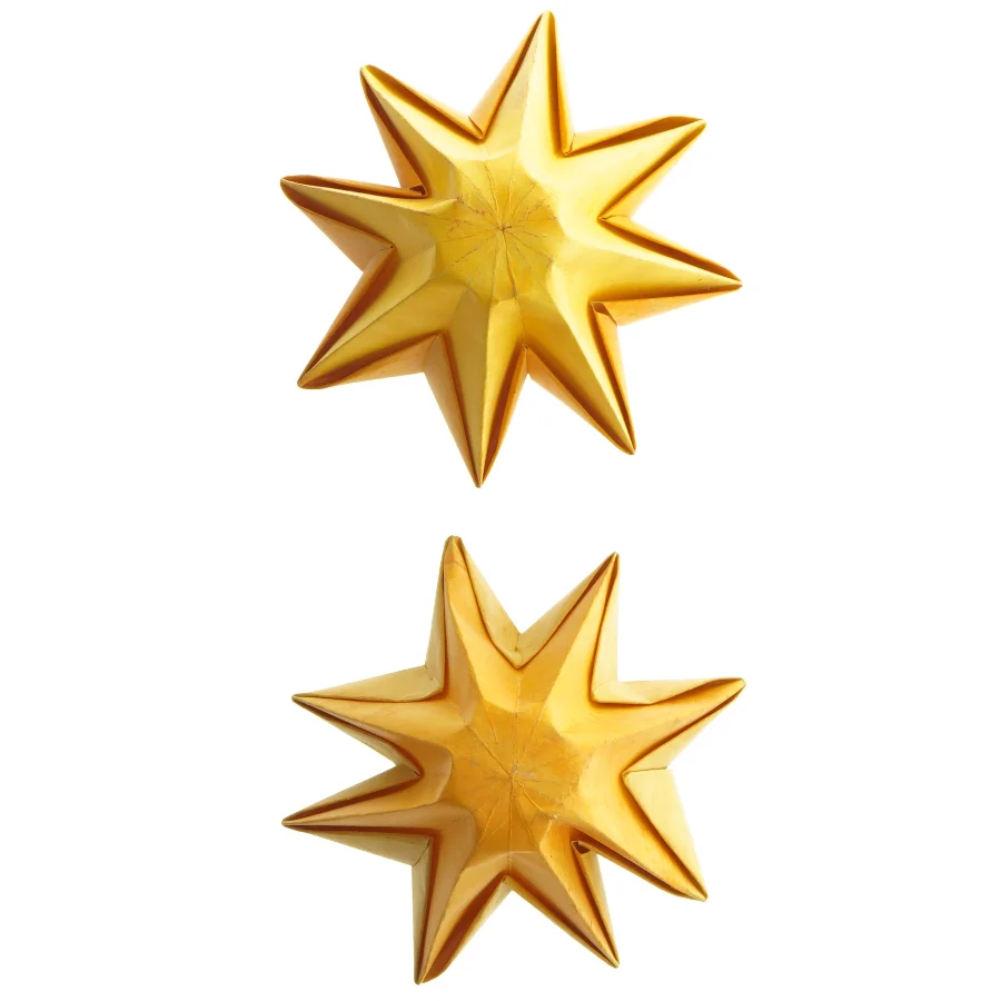 Gule fyrfadslysestager. Foldet i kraftigt papir 