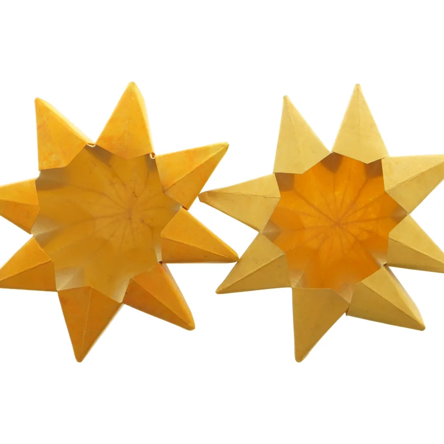 Gule fyrfadslysestager. Foldet i kraftigt papir 