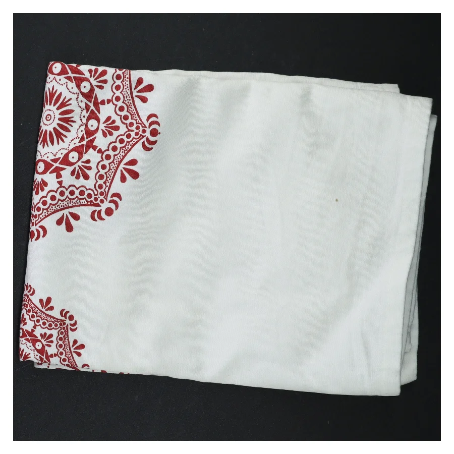 Dug med rødt mønster (str. 142 x 45 cm)