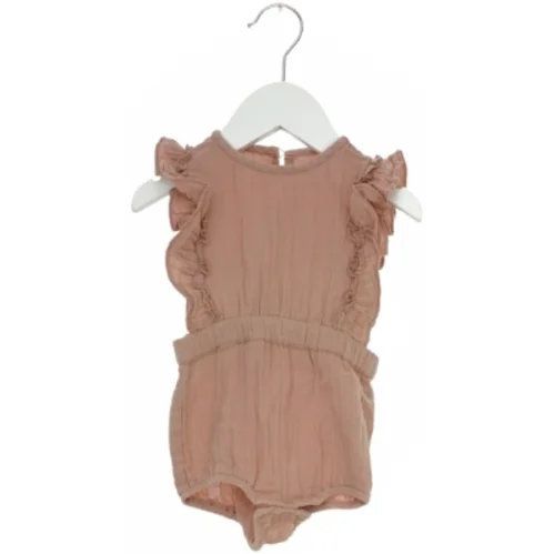 Lyserød sommerdragt med flæser fra Kids Up (str. 68)