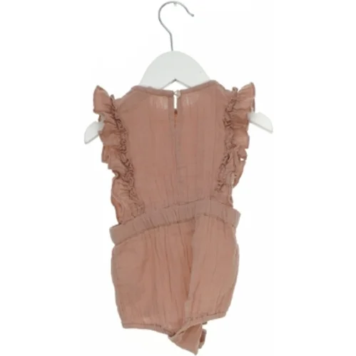 Lyserød sommerdragt med flæser fra Kids Up (str. 68)