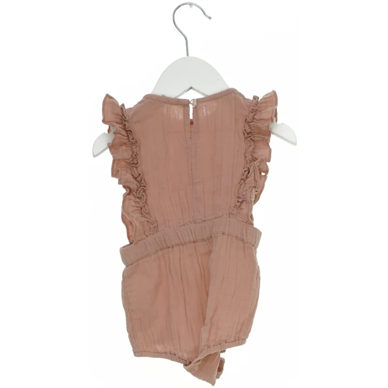 Lyserød sommerdragt med flæser fra Kids Up (str. 68)