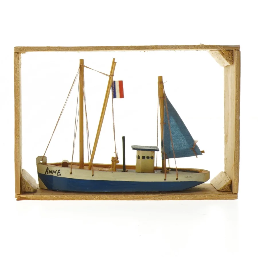 Modelbåd i ramme (str. 16x11 cm)