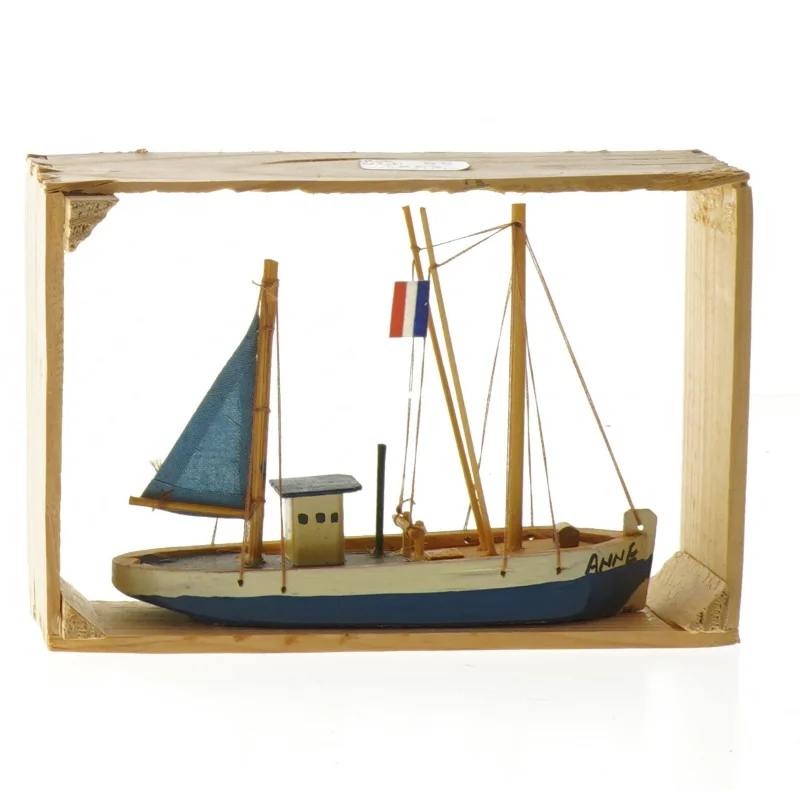 Modelbåd i ramme (str. 16x11 cm)