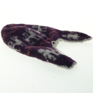 Strikket hue med øreklapper (str. Ø 20 cm)