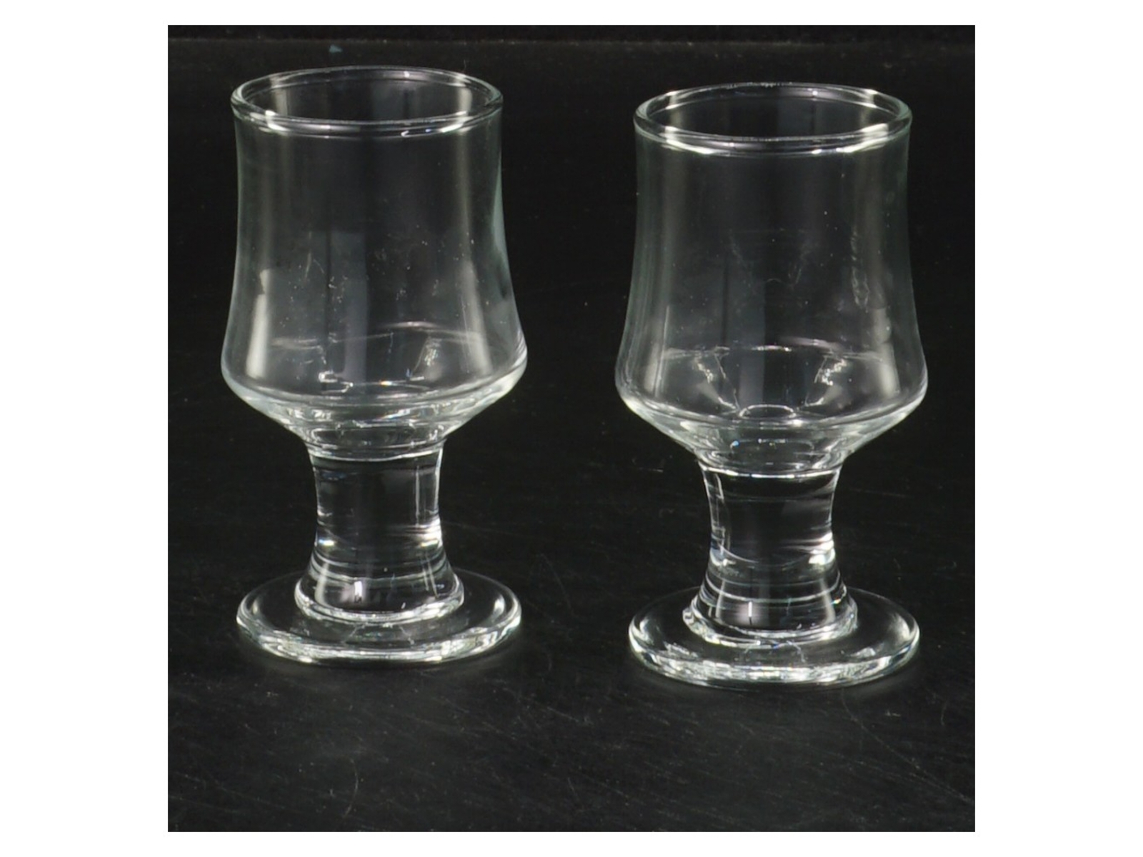 Små glas på fod (str. 7,5x4 cm)