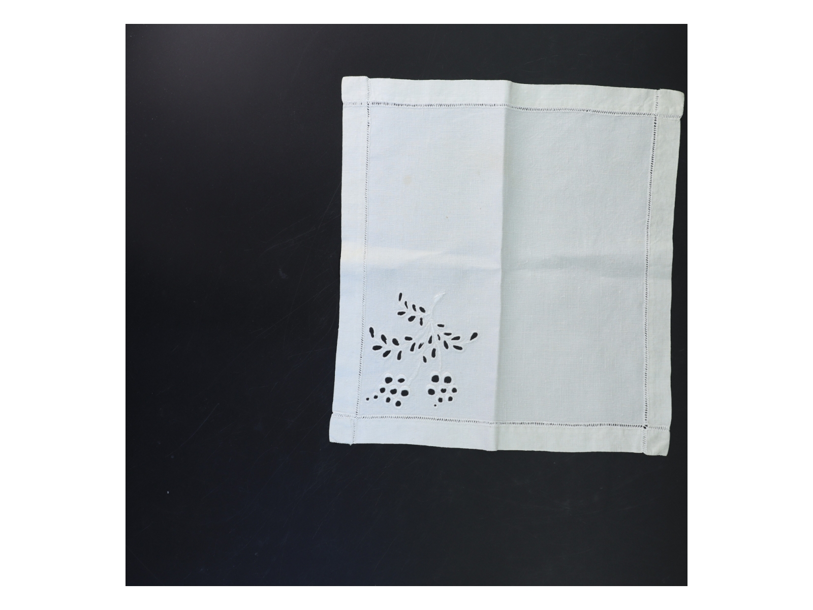 Broderet stofserviet (str. 29x28 cm)