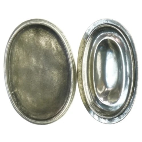 Oval metalæske med låg (str. 13,5x9x6 cm)