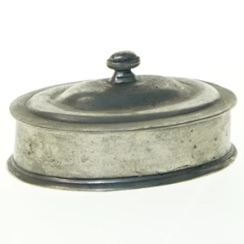Oval metalæske med låg (str. 13,5x9x6 cm)