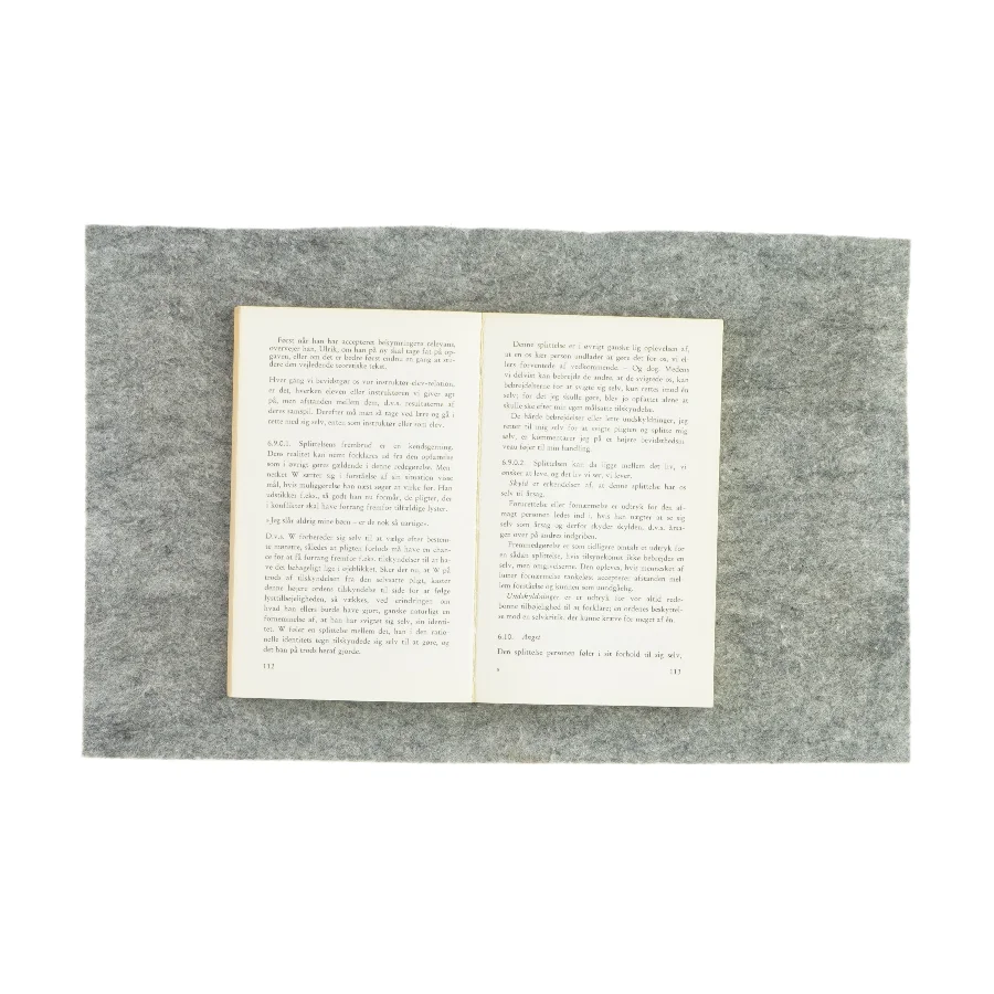 Egenskab og fællesskab af Erik Maaløe (bog)