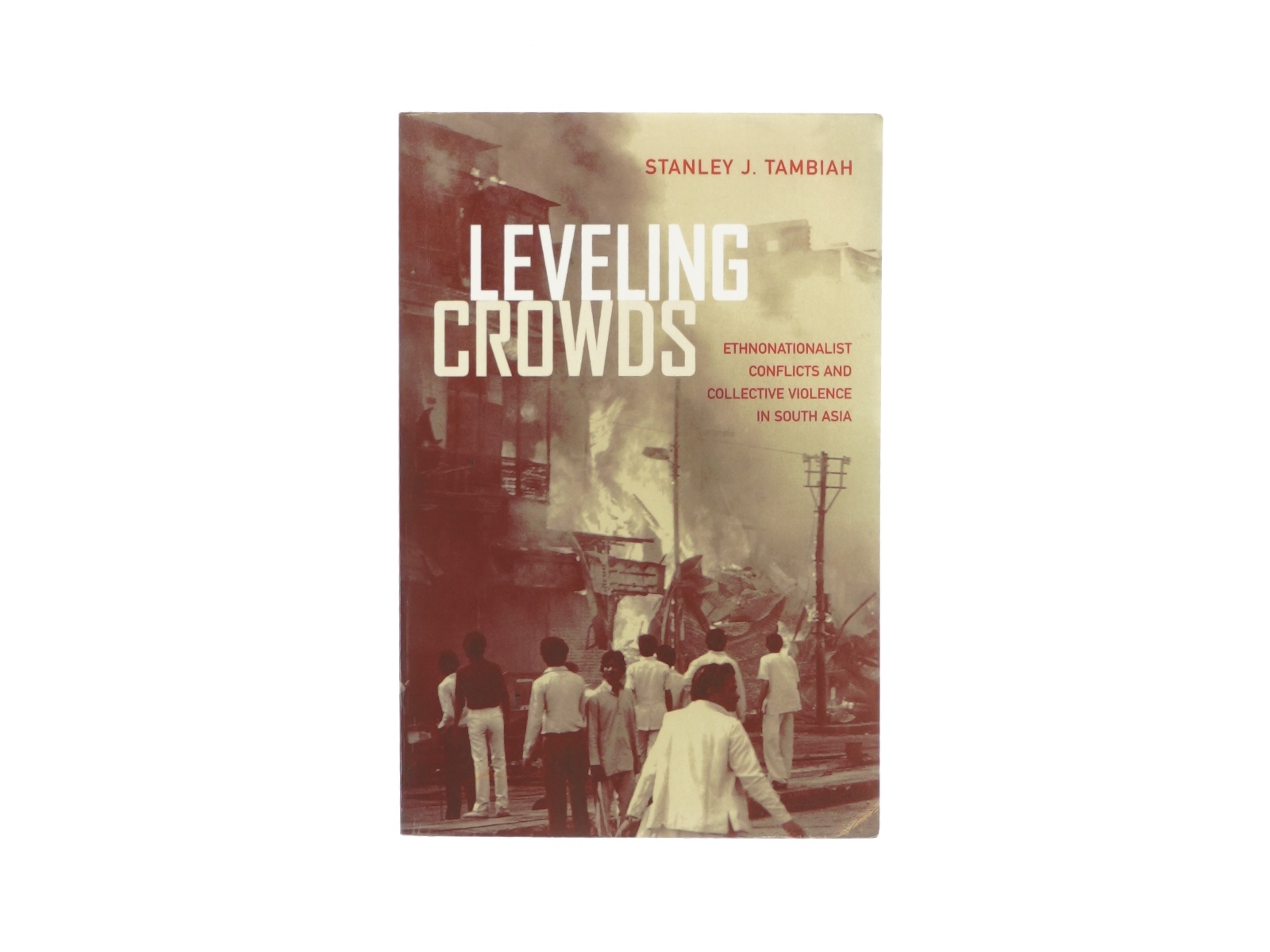 Leveling crowds af Stanley J. Tambiah (bog)
