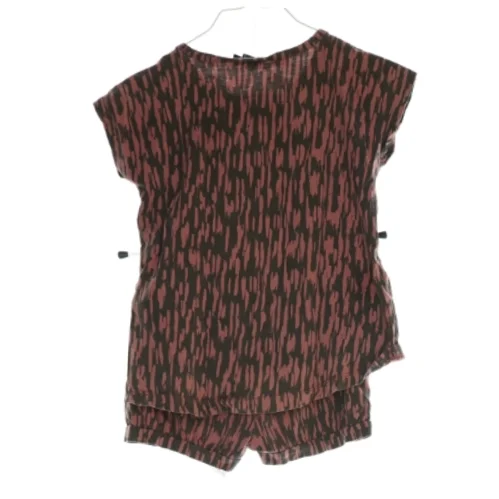 Matchende T-Shirt og shorts fra Hummel (str. 98 )