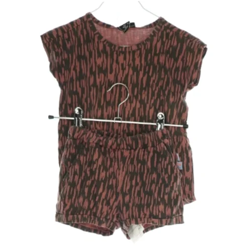 Matchende T-Shirt og shorts fra Hummel (str. 98 )