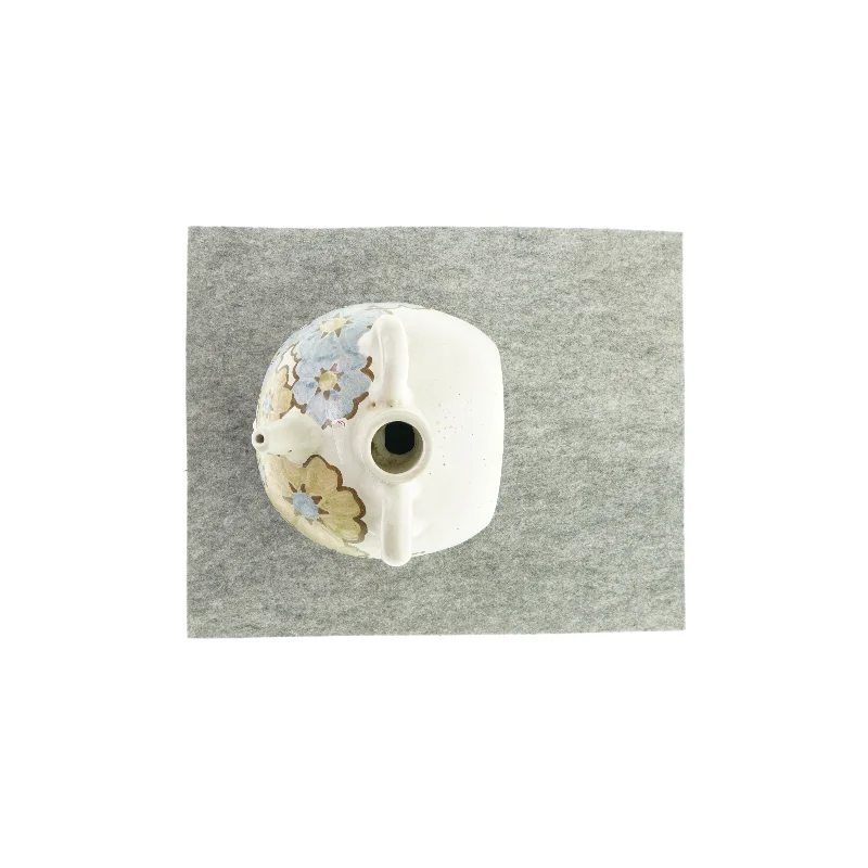 Kande med dekorationer