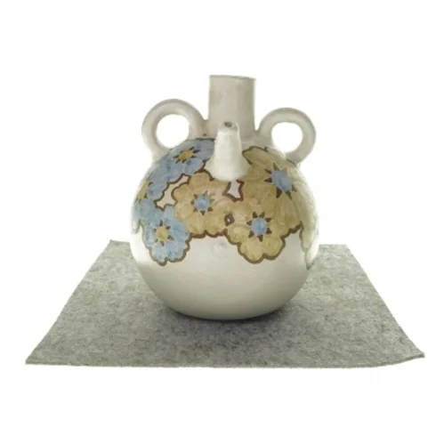 Kande med dekorationer