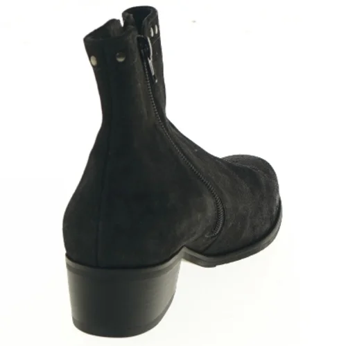 Sort støvle med nitter fra Gabor (str. sål:26,5 cm)