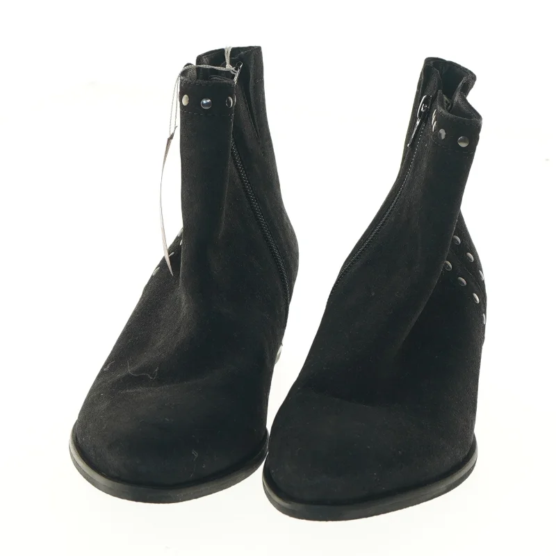 Sort støvle med nitter fra Gabor (str. sål:26,5 cm)