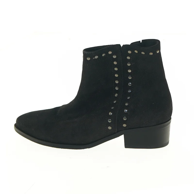 Sort støvle med nitter fra Gabor (str. sål:26,5 cm)