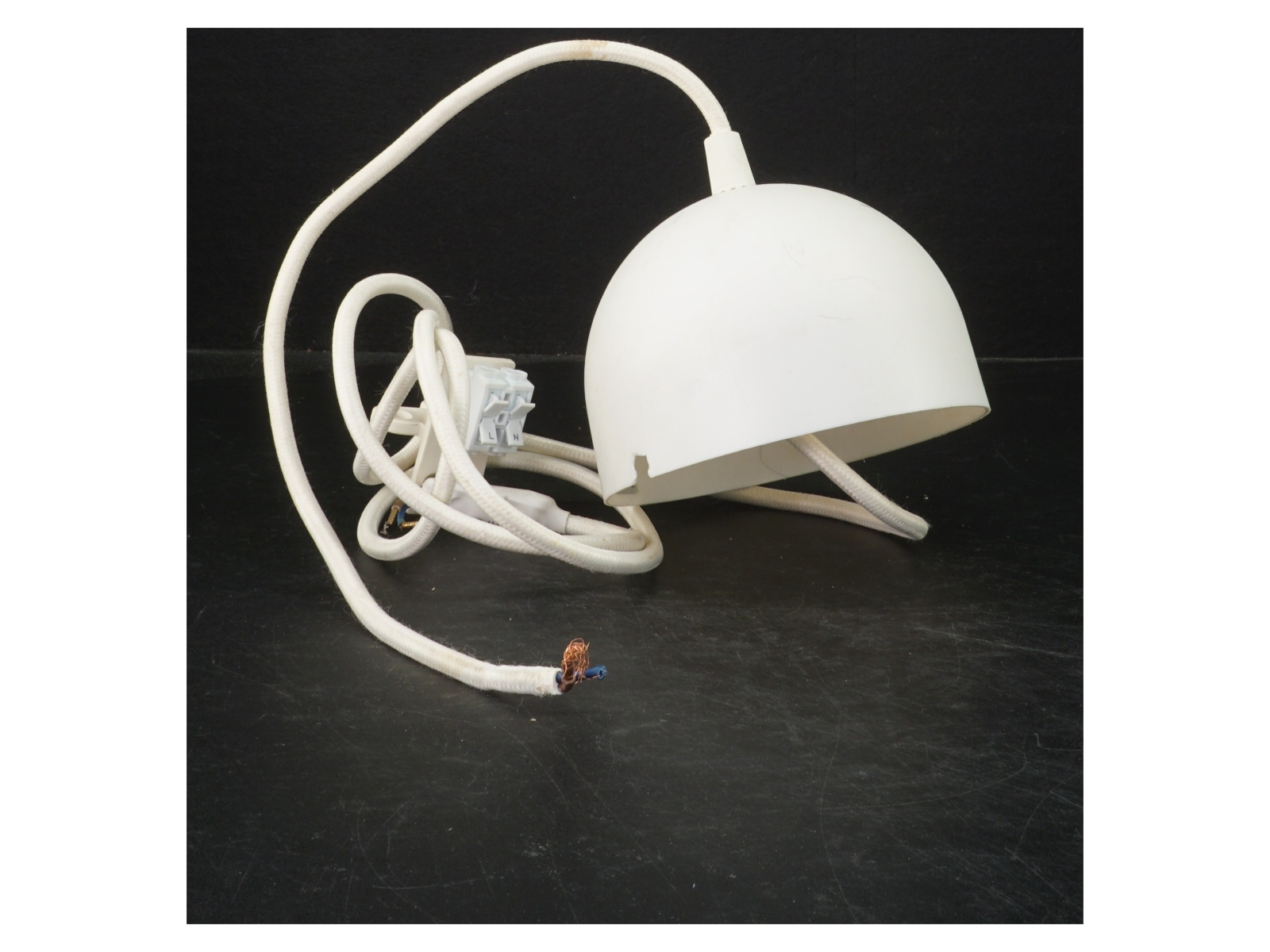 Hvid loftlampe fra IKEA (str. Ø 12,5 cm)