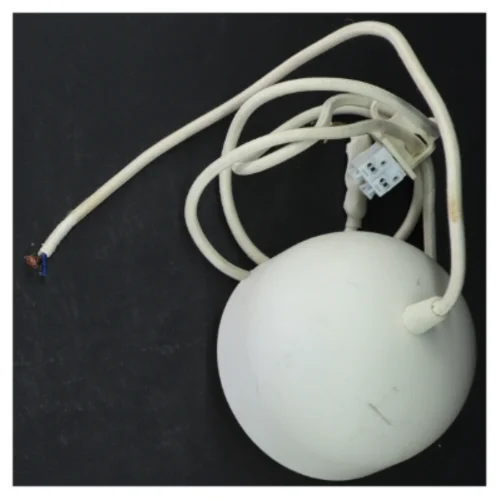 Hvid loftlampe fra IKEA (str. Ø 12,5 cm)
