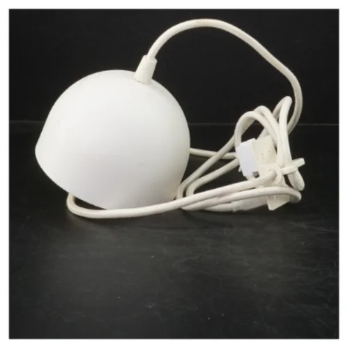 Hvid loftlampe fra IKEA (str. Ø 12,5 cm)