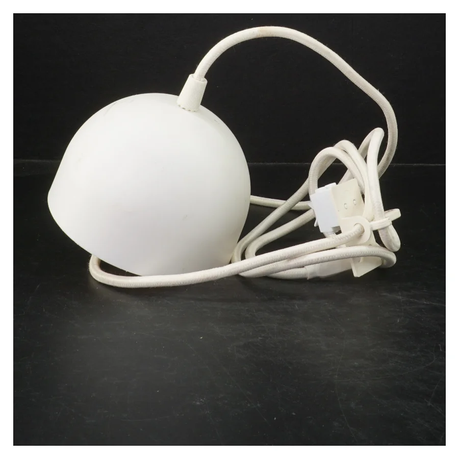Hvid loftlampe fra IKEA (str. Ø 12,5 cm)