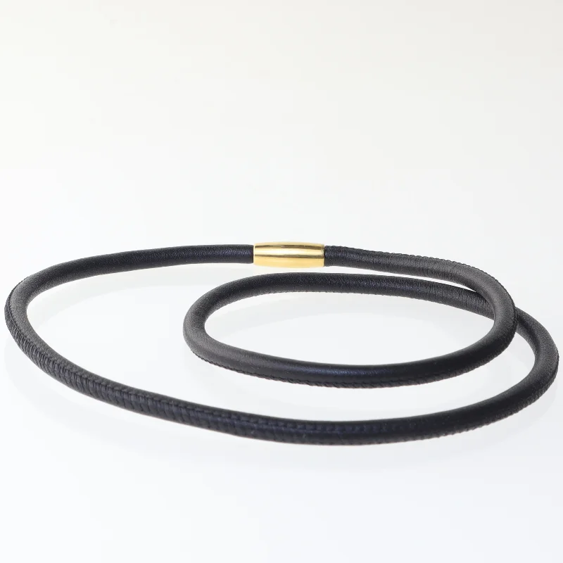 Sort halskæde med gyldent spænde fra Christina (str. 50 cm)