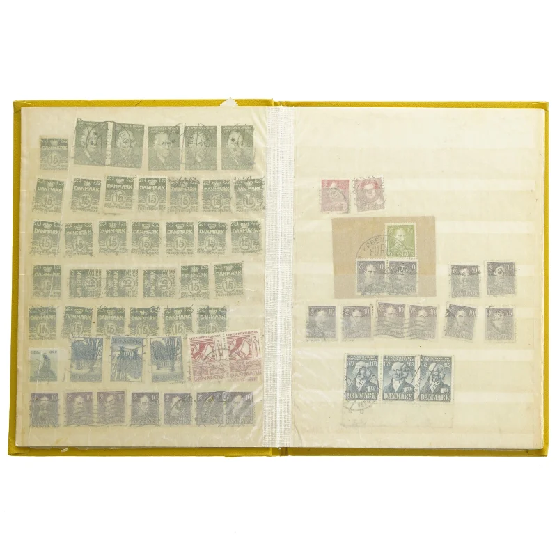 Frimærkealbum med indhold (str. 23x17 cm)