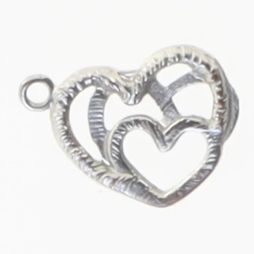 Sølvfarvet hjertevedhæng (str. 2x1,6 cm)