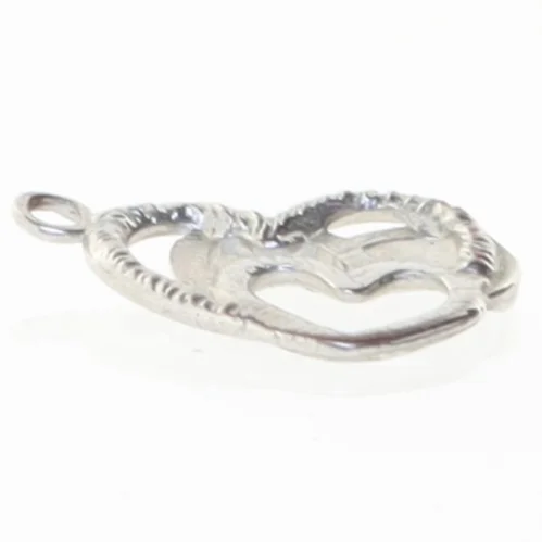 Sølvfarvet hjertevedhæng (str. 2x1,6 cm)