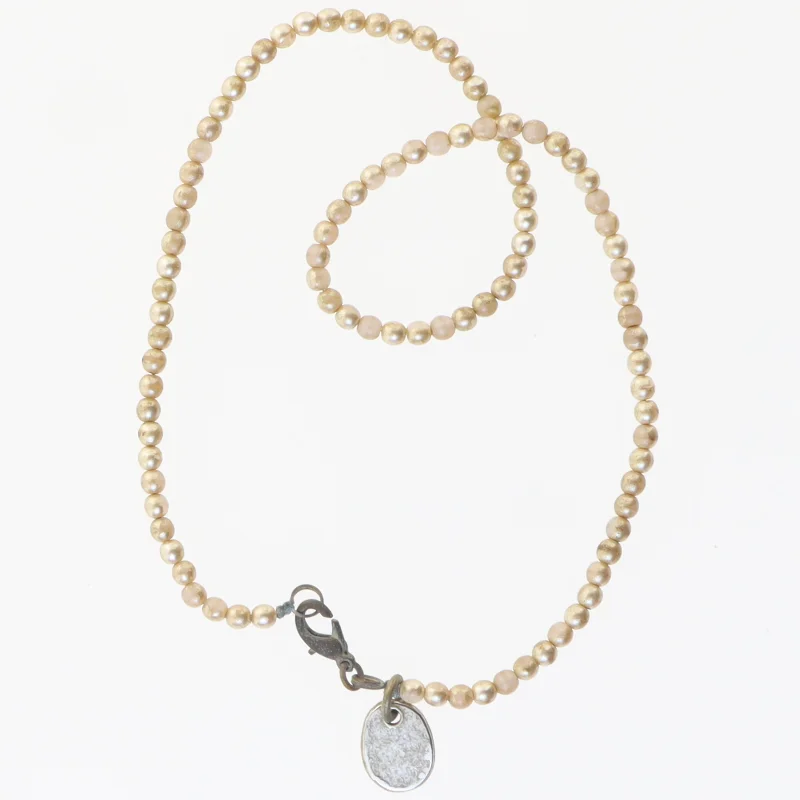 Perlehalskæde med vedhæng (str. 40,5 cm)